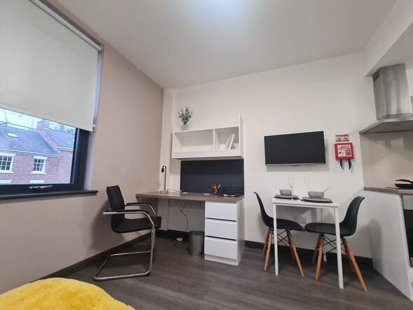 阿德莱德大学附近的学生公寓选择多，推荐Urbanest Adelaide和Atira Waymouth，入住要求简单，舒适安全。